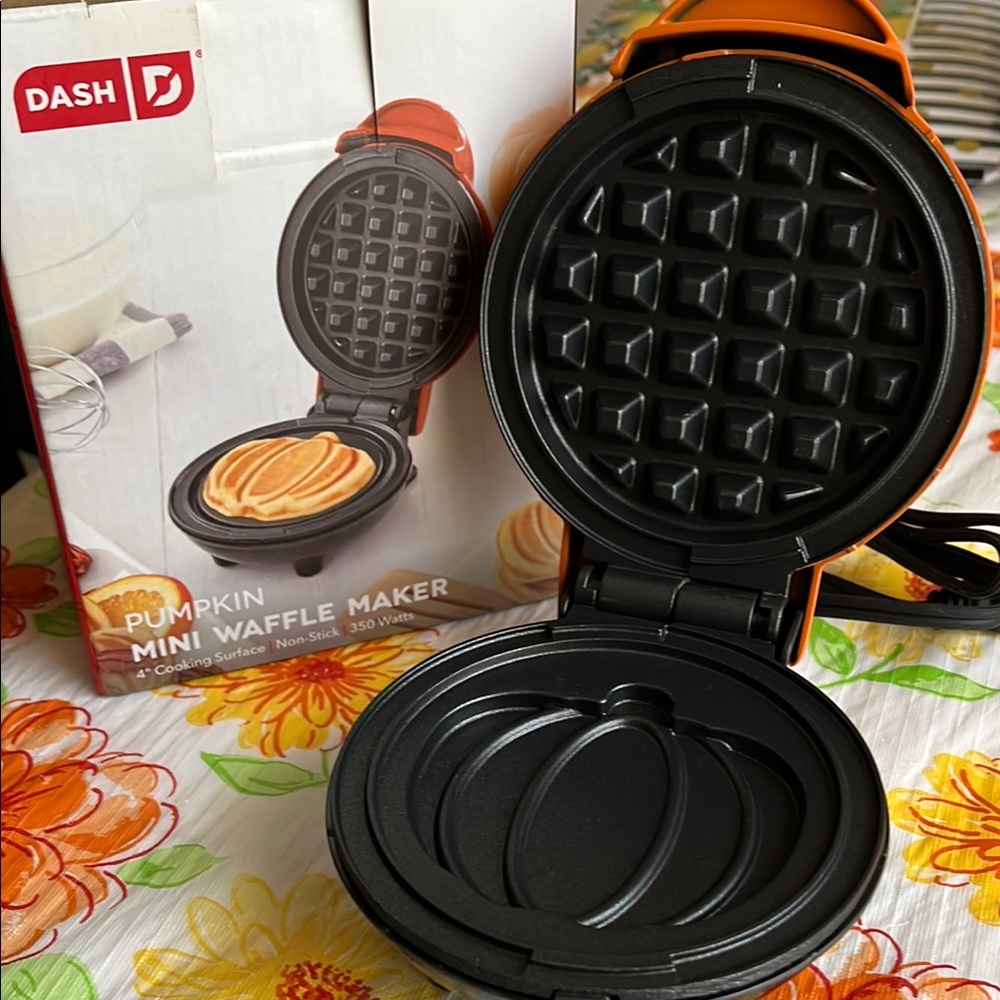 Dash Pumpkin Mini Waffle Maker
